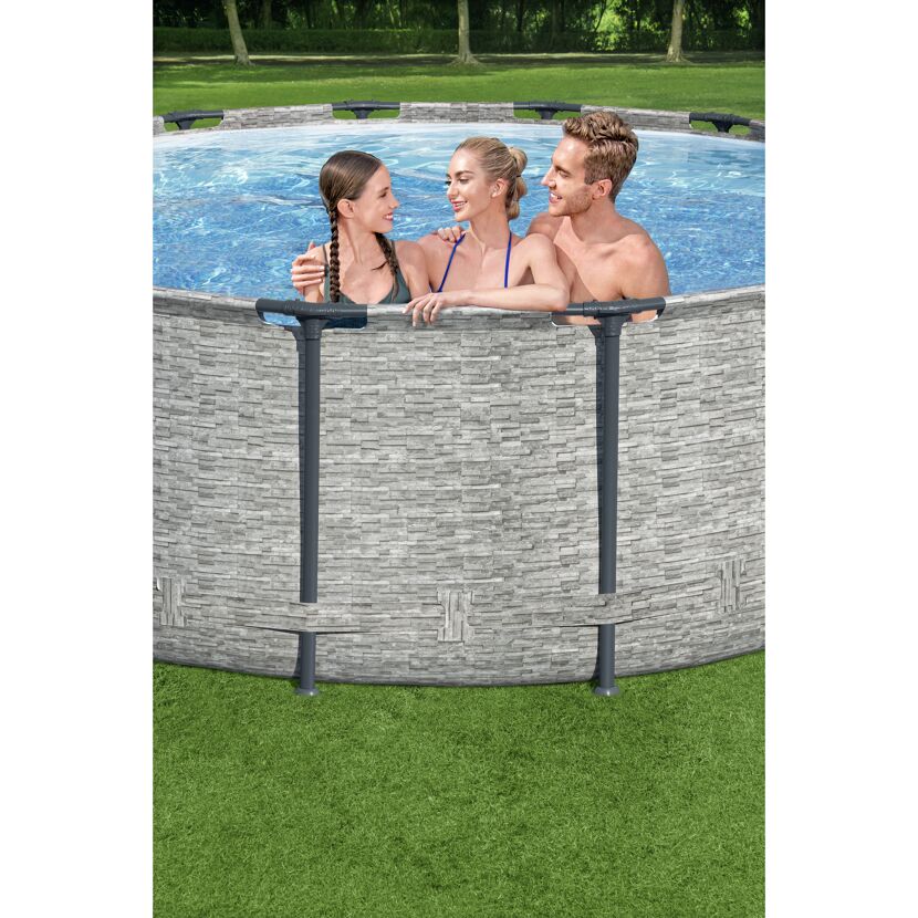 Familie im Pool