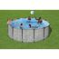 Familie im aufblasbaren Pool