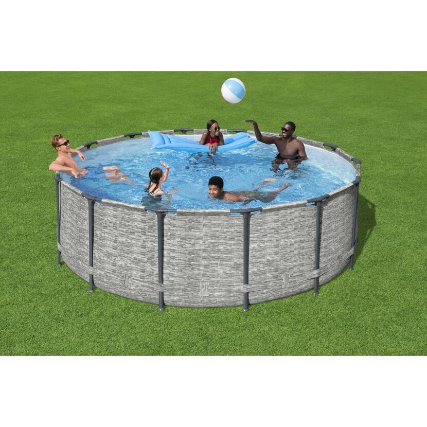 Familie im aufblasbaren Pool