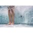 Person steht in einem Whirlpool mit Sprudeldüsen.