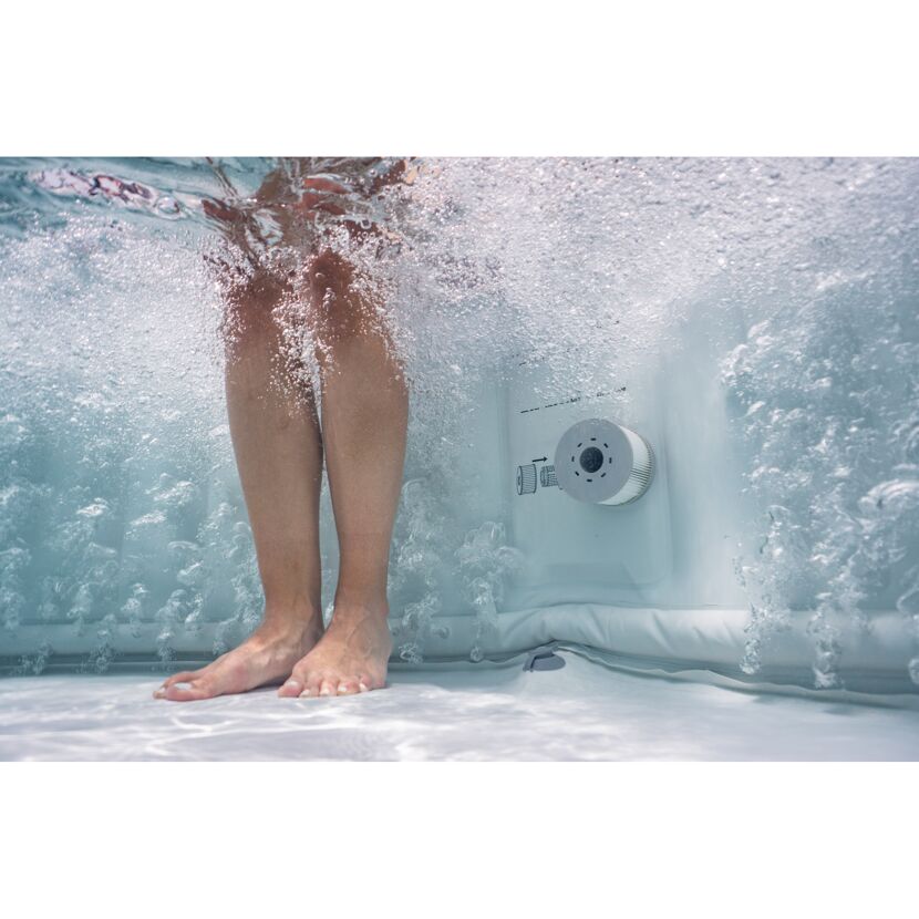 Person steht in einem Whirlpool mit Sprudeldüsen.