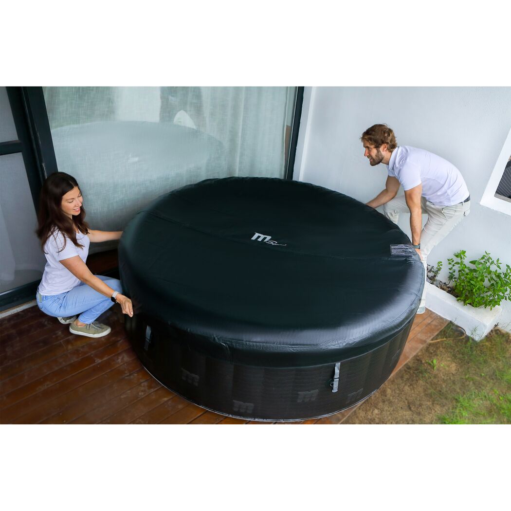Zwei Personen positionieren einen aufblasbaren Whirlpool.