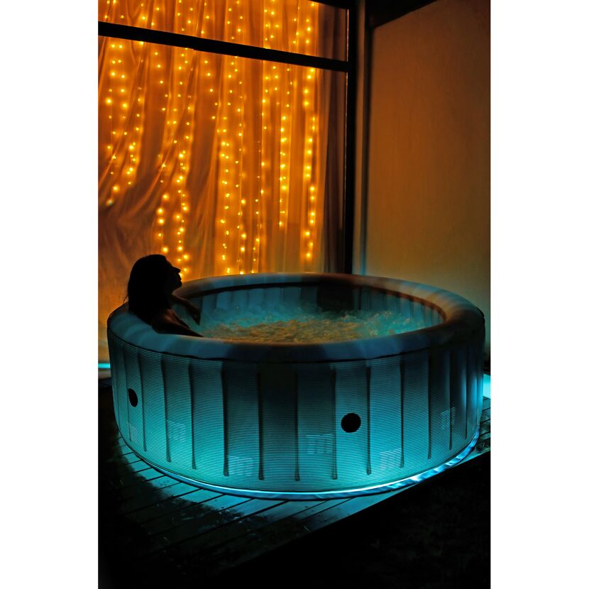 Person entspannt im Whirlpool MSPA