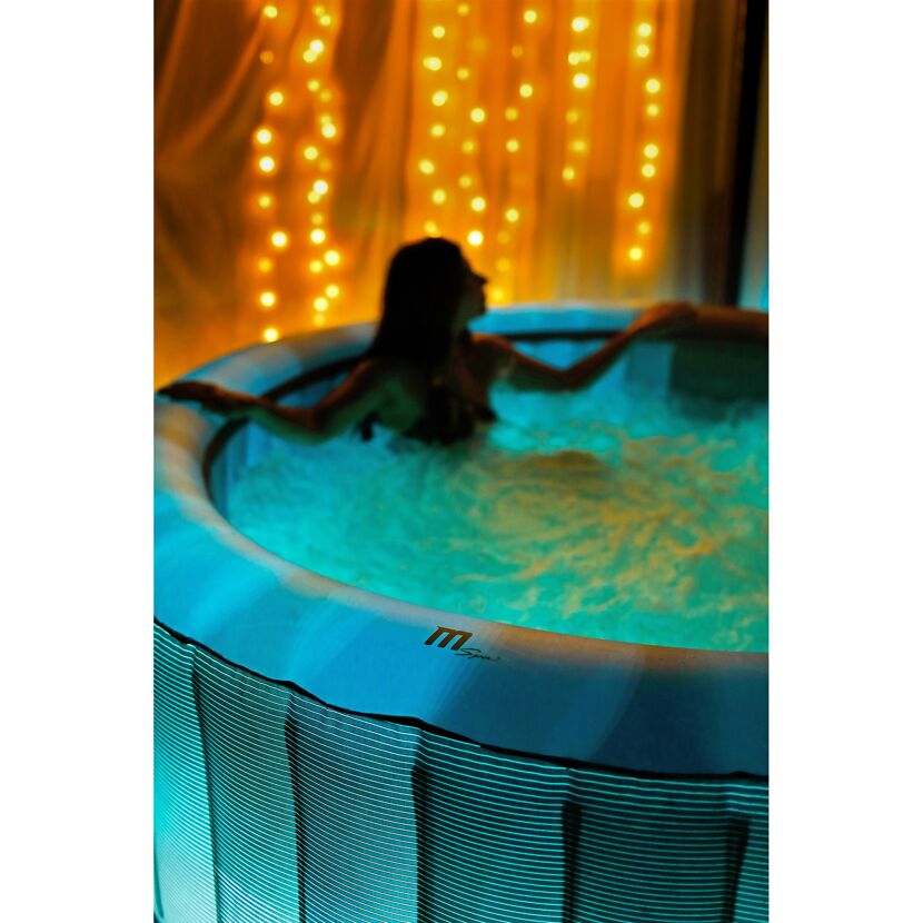 Person entspannt im MSPA Whirlpool