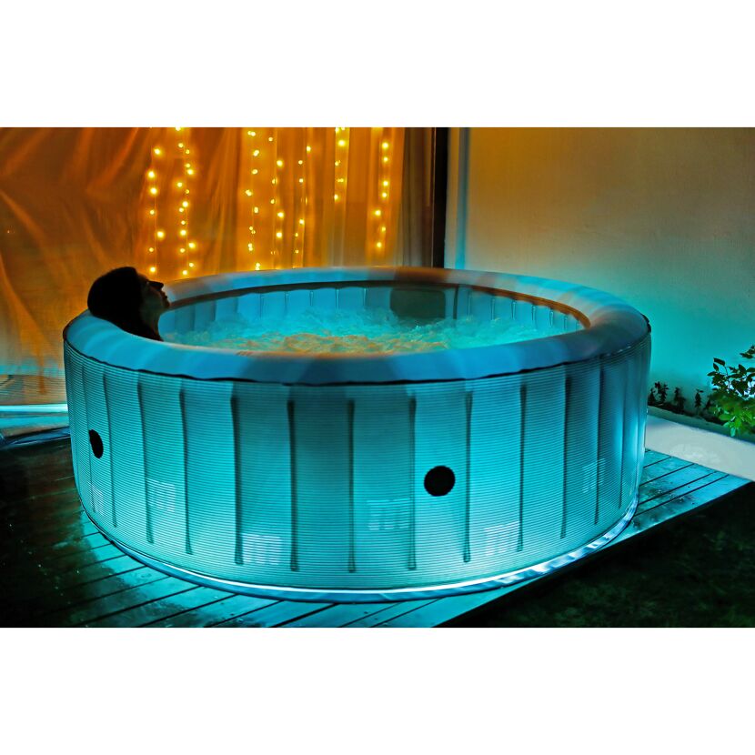 Person entspannt in einem beleuchteten Whirlpool