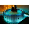 Zwei Personen entspannen im beleuchteten Whirlpool MSPA
