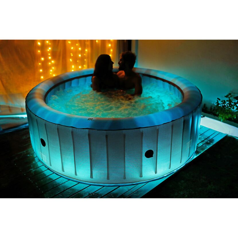 Zwei Personen entspannen im beleuchteten Whirlpool MSPA