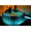 Person entspannt im beleuchteten Whirlpool