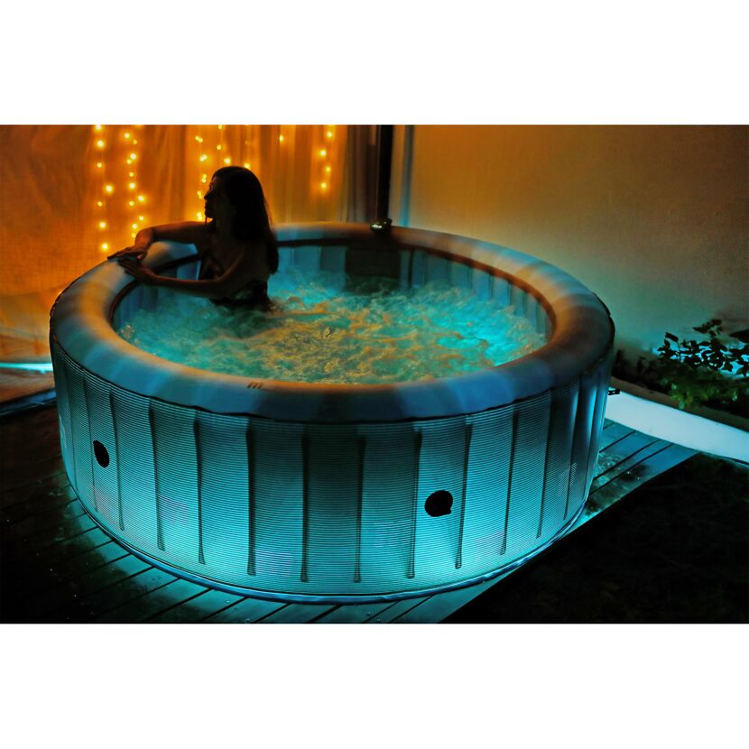 Person entspannt im beleuchteten Whirlpool
