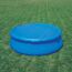 Blaue Poolabdeckung auf Rasen