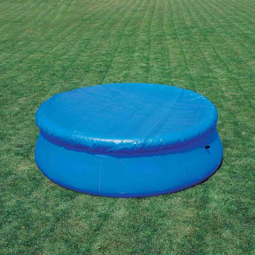 Blaue Poolabdeckung auf Rasen
