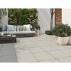 Gepflasterte Terrasse mit Sitzecke und Pflanzenkübeln.
