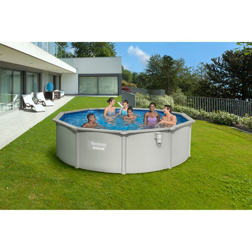 Fünf Personen im Bestway Hydrium Stahlwandpool