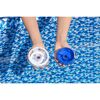 Zwei Pool Einlaufdüsen in blau und weiß