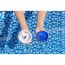 Zwei Pool Einlaufdüsen in blau und weiß