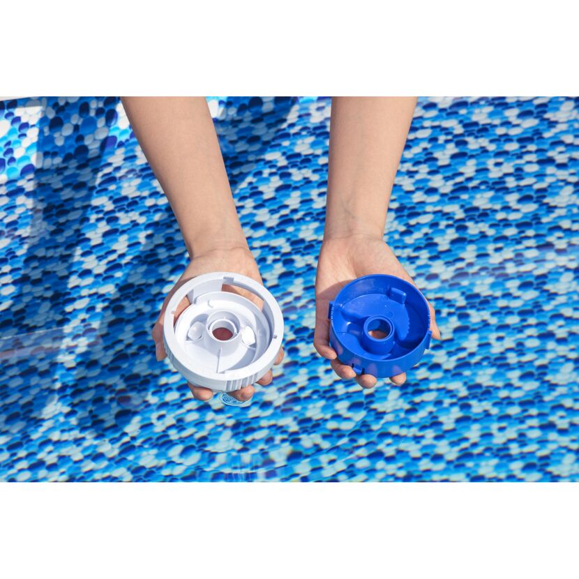 Zwei Pool Einlaufdüsen in blau und weiß