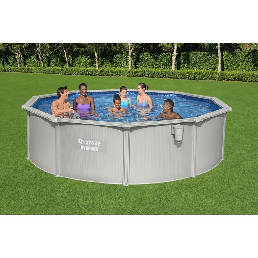 Fünf Personen in einem Bestway Hydrium Stahlwandpool
