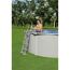 Person steigt in einen Stahlwandpool