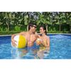 Zwei Personen im Pool mit Getränken und Ball