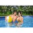 Zwei Personen im Pool mit Getränken und Ball