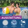 Zwei Personen im Stahlwandpool mit Getränken und Ball