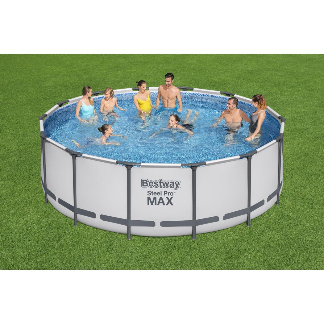Mehrere Personen im Bestway Steel Pro Max Pool