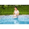 Person setzt Poolsauger AquaGlide in Pool