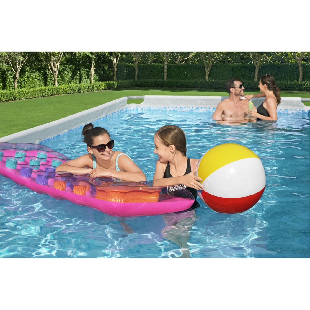 Familie im Power-Steel-Pool mit Luftmatratze und Ball