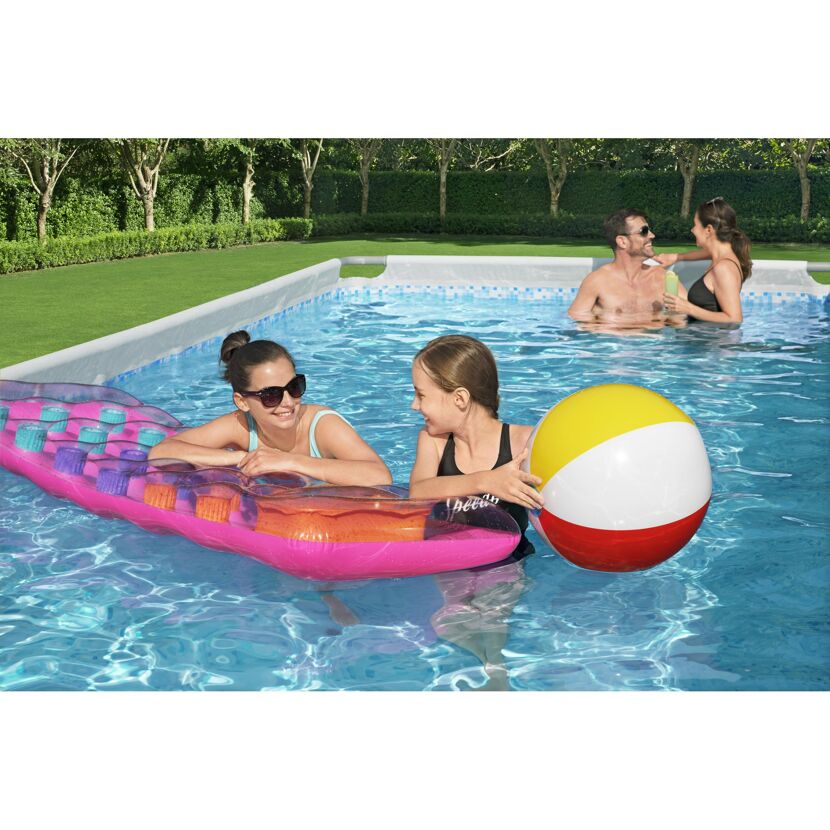 Familie im Power-Steel-Pool mit Luftmatratze und Ball