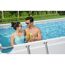 Zwei Personen stoßen mit Gläsern im Pool an.