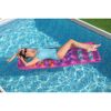 Person entspannt auf einer Luftmatratze im Pool