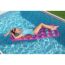 Person entspannt auf einer Luftmatratze im Pool