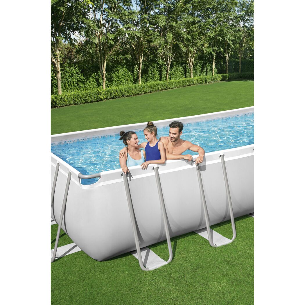 Familie im rechteckigen Power Steel Pool