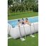 Familie im rechteckigen Power Steel Pool