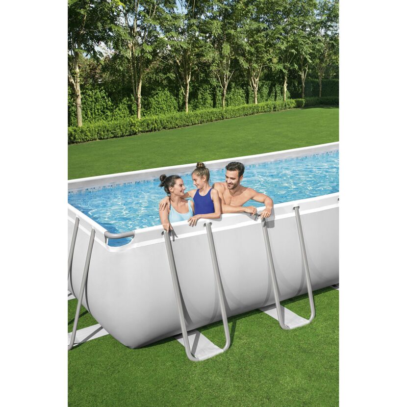 Familie im rechteckigen Power Steel Pool