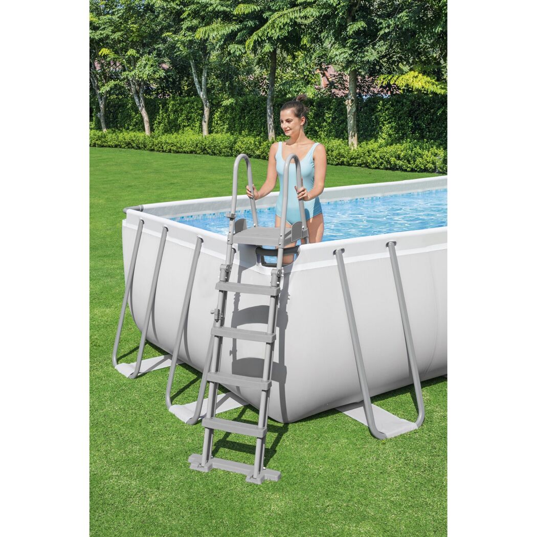 Person steigt über eine Leiter in einen aufblasbaren Pool