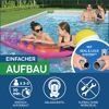 Familie im Pool mit aufblasbarer Luftmatratze