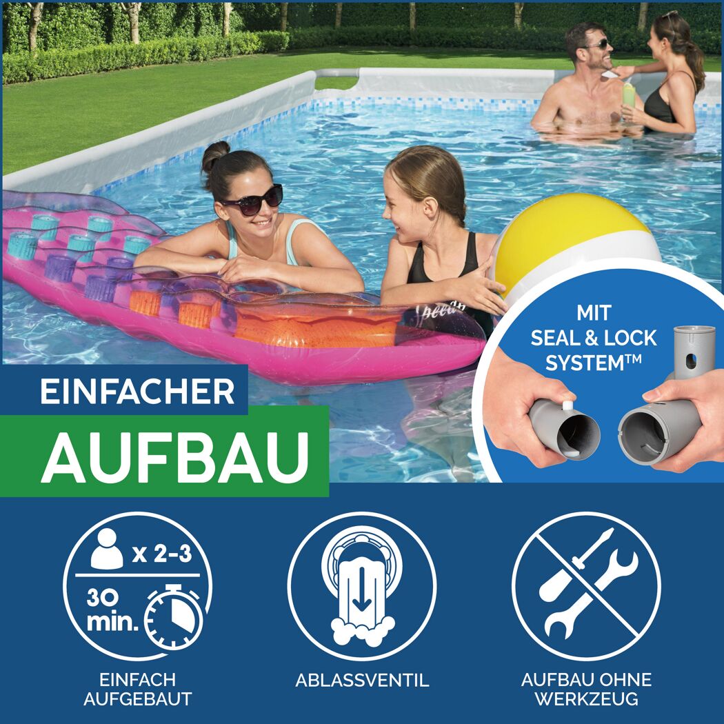 Familie im Pool mit aufblasbarer Luftmatratze