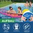 Familie im Pool mit aufblasbarer Luftmatratze