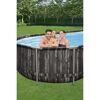 Familie im Power-Steel-Pool