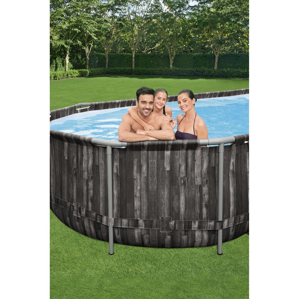 Familie im Power-Steel-Pool