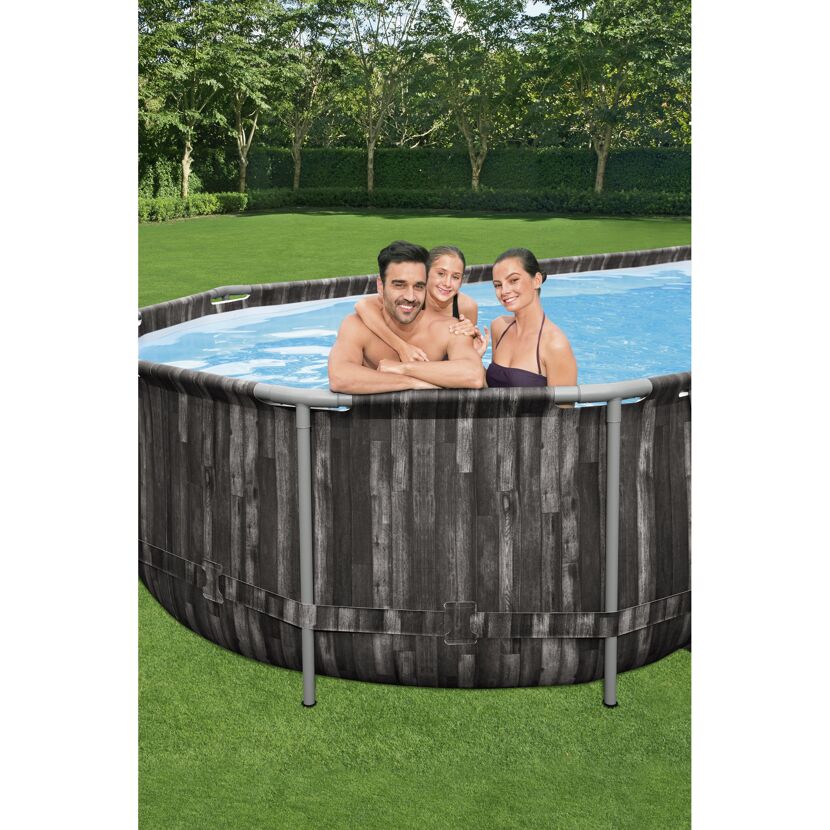 Familie im Power-Steel-Pool