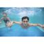 Zwei Kinder tauchen in einem Pool.