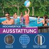 Familie spielt im aufblasbaren Pool