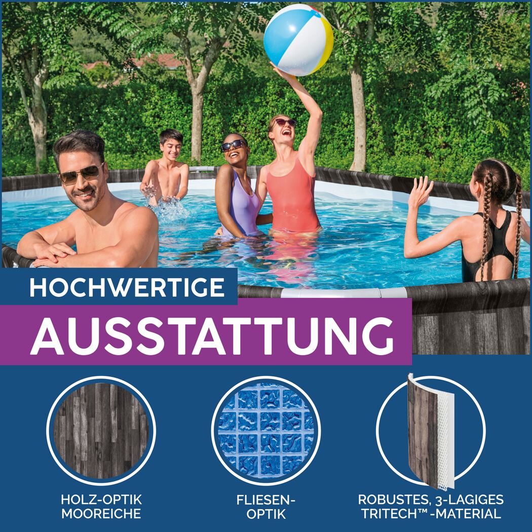 Familie spielt im aufblasbaren Pool