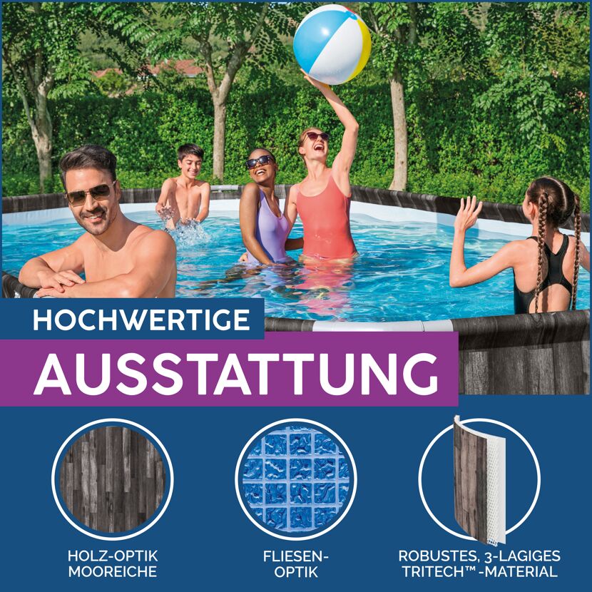 Familie spielt im aufblasbaren Pool