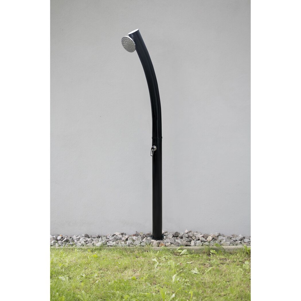 Schwarze Solardusche im Garten