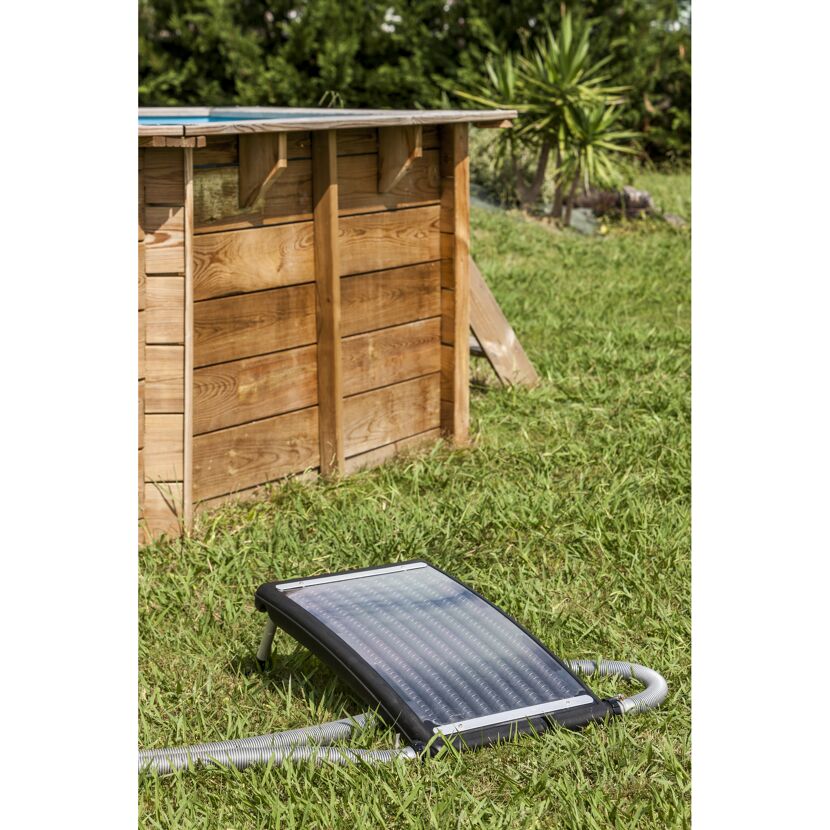 Solar-Poolheizung neben einem Pool