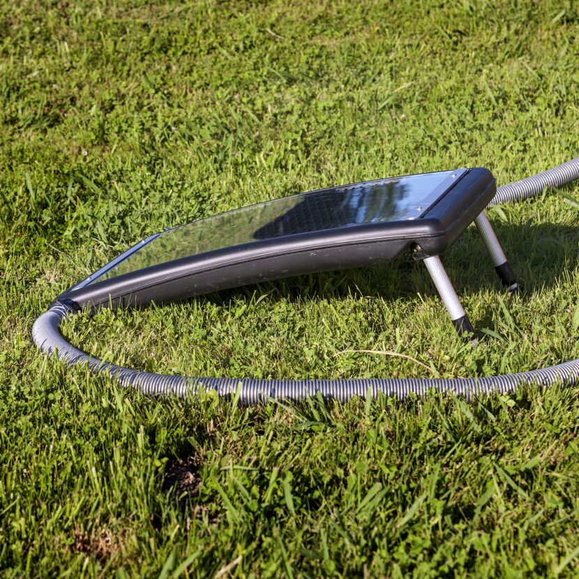 Solar-Panel auf dem Rasen mit Schlauch