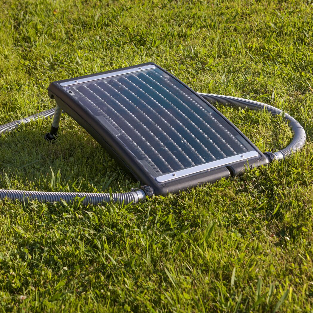 Solarpaneel für den Pool auf Rasen